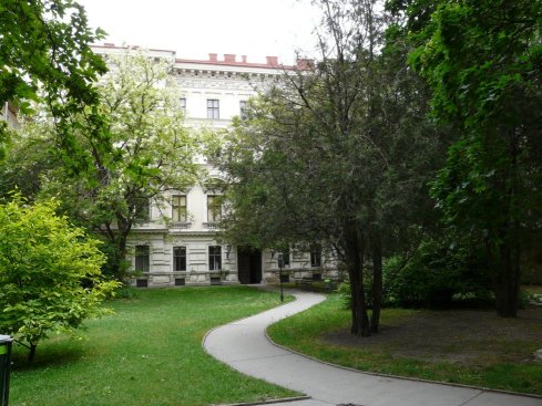 Das Privatquartier liegt in einem groen Park