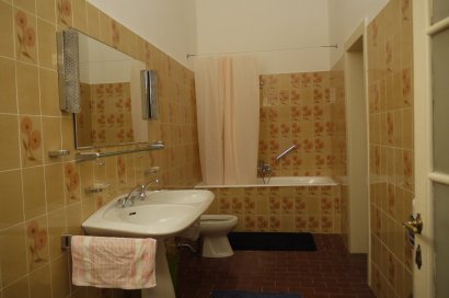 Badezimmer mit Wanne/Dusche, 2 Waschbecken und Bidet